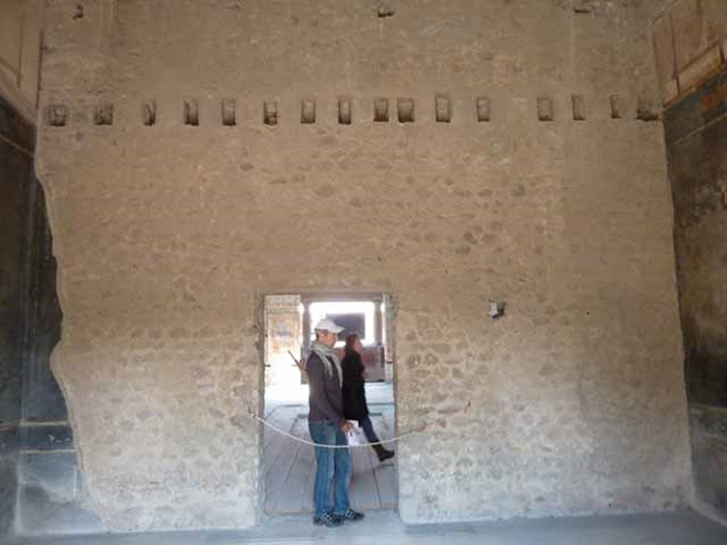 Villa of Mysteries, Pompeii. May 2010. Room 2, tablinum, east wall with doorway to atrium, room 64.