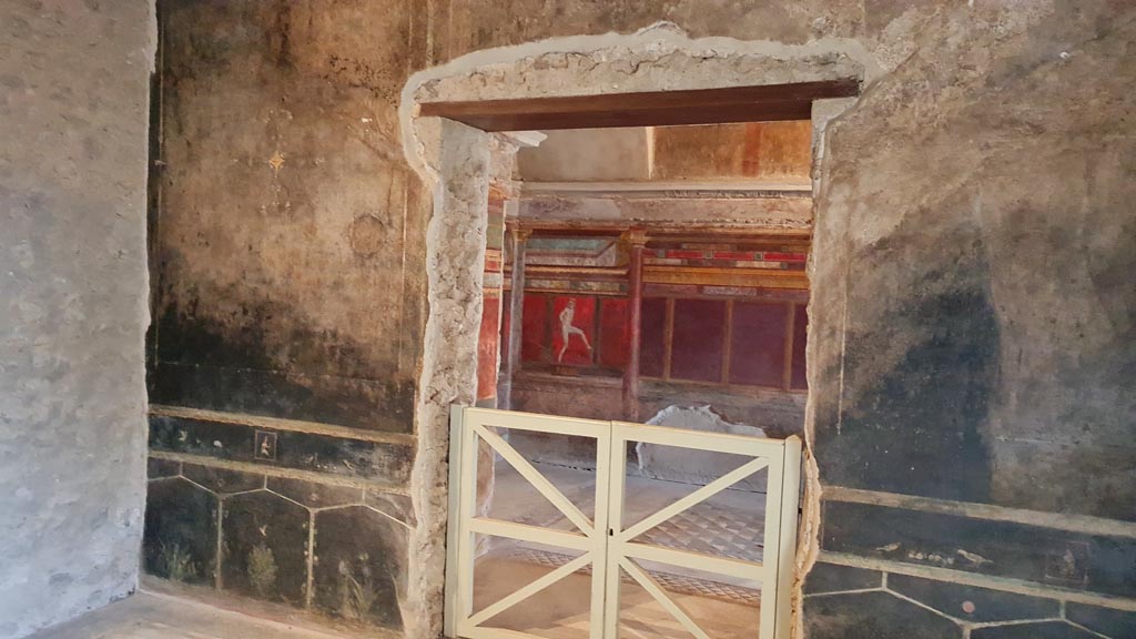 Villa of Mysteries, Pompeii. November 2023.
Room 2, tablinum, south wall with doorway into room 4. Photo courtesy of Giuseppe Ciaramella.
