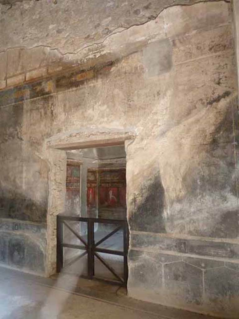 Villa of Mysteries, Pompeii. May 2010. Room 2, tablinum, south wall with doorway to room 4.