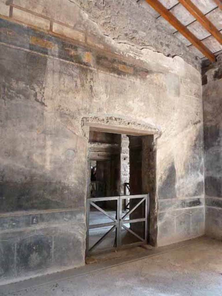Villa of Mysteries, Pompeii. May 2010. Room 2, tablinum, south wall, from atrium.