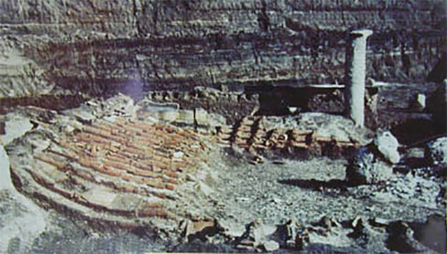 Villa Regina, Boscoreale. December 2006. Room 1, storeroom, east wall with casts of shelves. In this room a large quantity of pottery and farm implements were found.