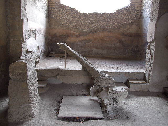 Villa Regina, Boscoreale. December 2006. Doorway to room 9, kitchen, with cast of remains of door.
