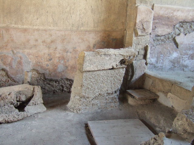 Villa Regina, Boscoreale. May 2006. Aedicula temple style niche L in north portico P.