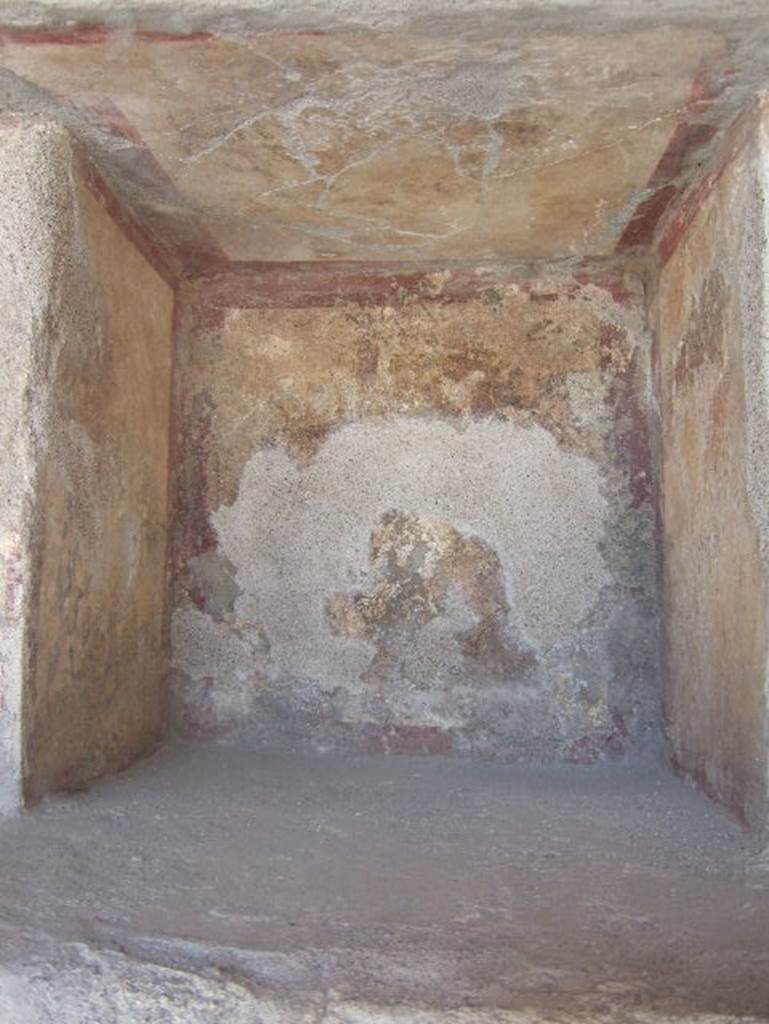 Villa Regina, Boscoreale. May 2006. Inside of niche L, where a marble head of Bacchus was found. 