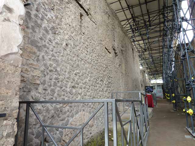 Unnamed Vicolo between IX.12 and IX.13. May 2010. Exterior wall of IX.13 and pavement.