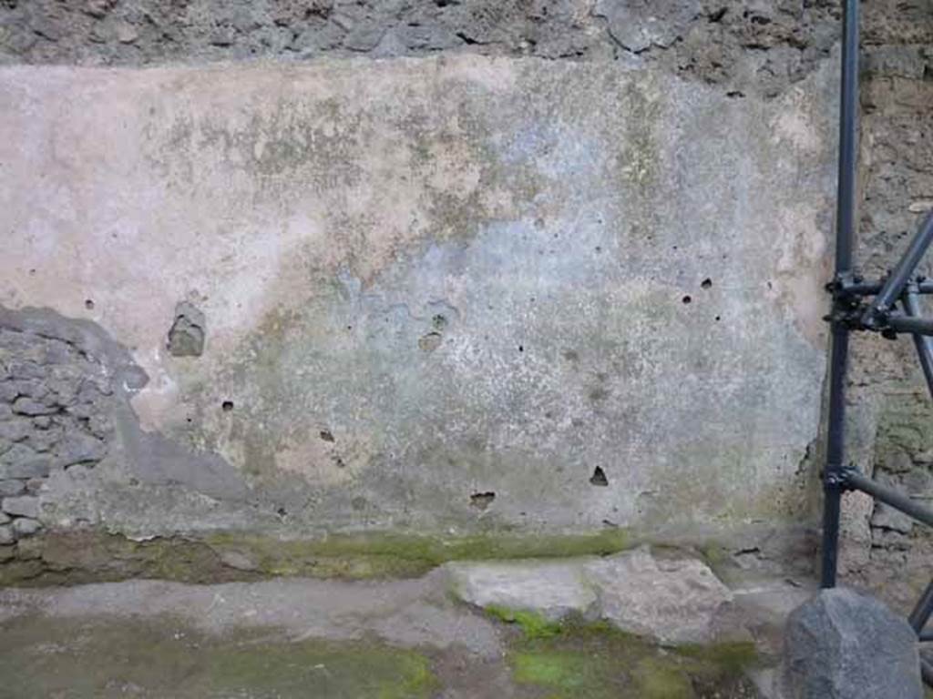 Unnamed Vicolo between IX.12 and IX.13. May 2010. Exterior wall of IX.13 and pavement.