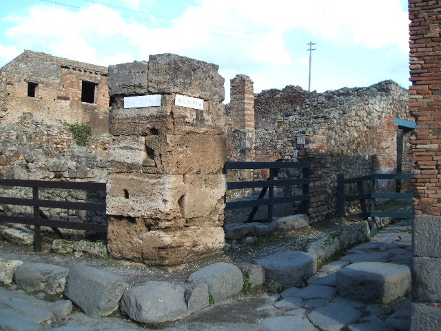 Unnamed vicolo between IX.2 and IX.3. North side. Looking east to junction with Vicolo di Tesmo, along wall between IX.3.18 and IX.3.19. March 2009.