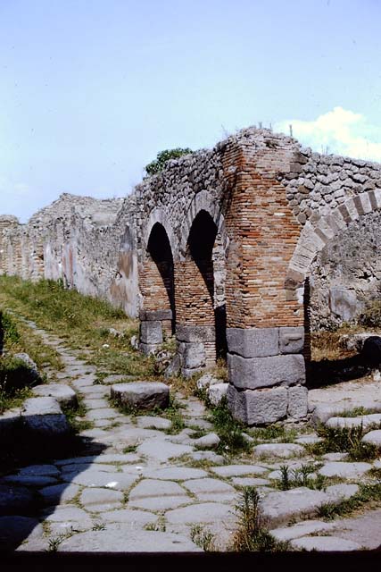 Unnamed vicolo junction with Vicolo di Tesmo from between IX.2 and IX.7. Looking north. May 2005.
