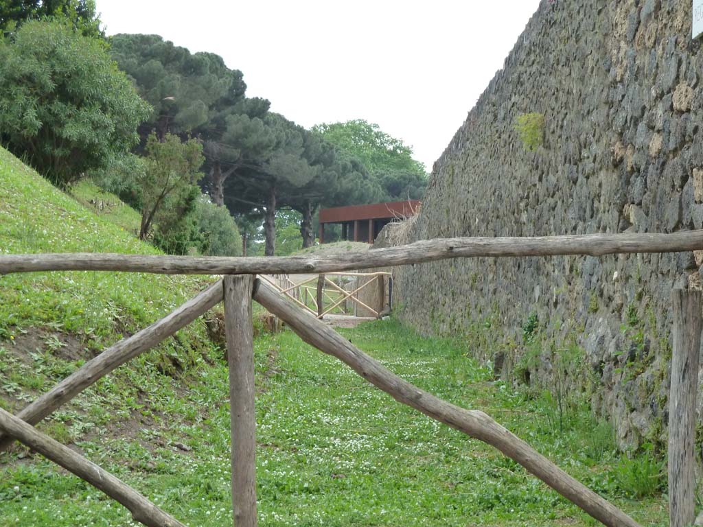 Unnamed Vicolo running west from Porta Nocera. May 2010. Junction with Vicolo dei Fuggiaschi. Looking east to Porta Nocera.