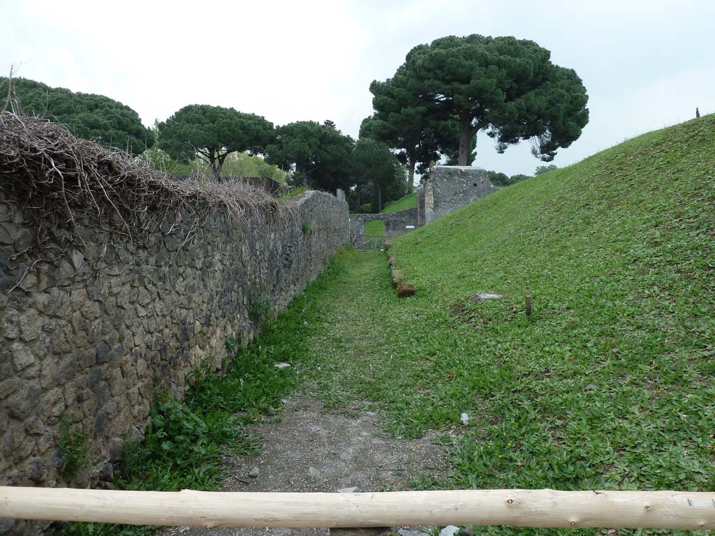 Unnamed Vicolo running west from Porta Nocera. May 2010. Looking east along I.20 to Porta Nocera.