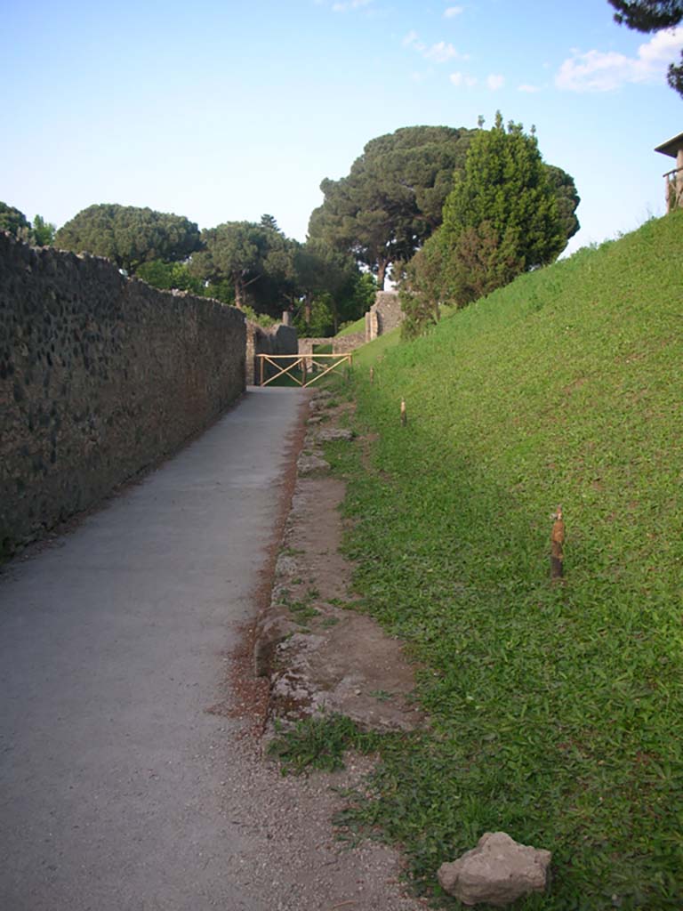 Unnamed Vicolo running west from Porta Nocera. May 2010. Junction with Vicolo della Nave Europa.