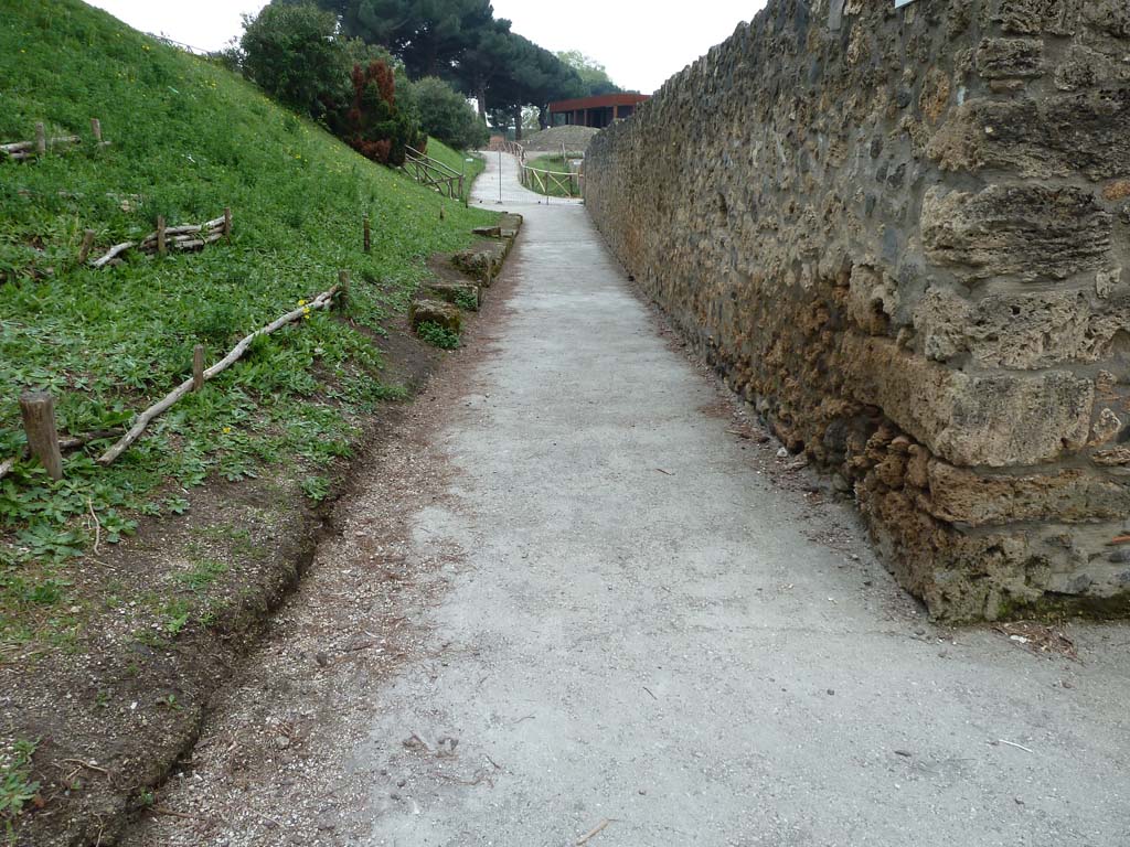 Unnamed Vicolo running west from Porta Nocera. May 2010. Looking west along I.22.