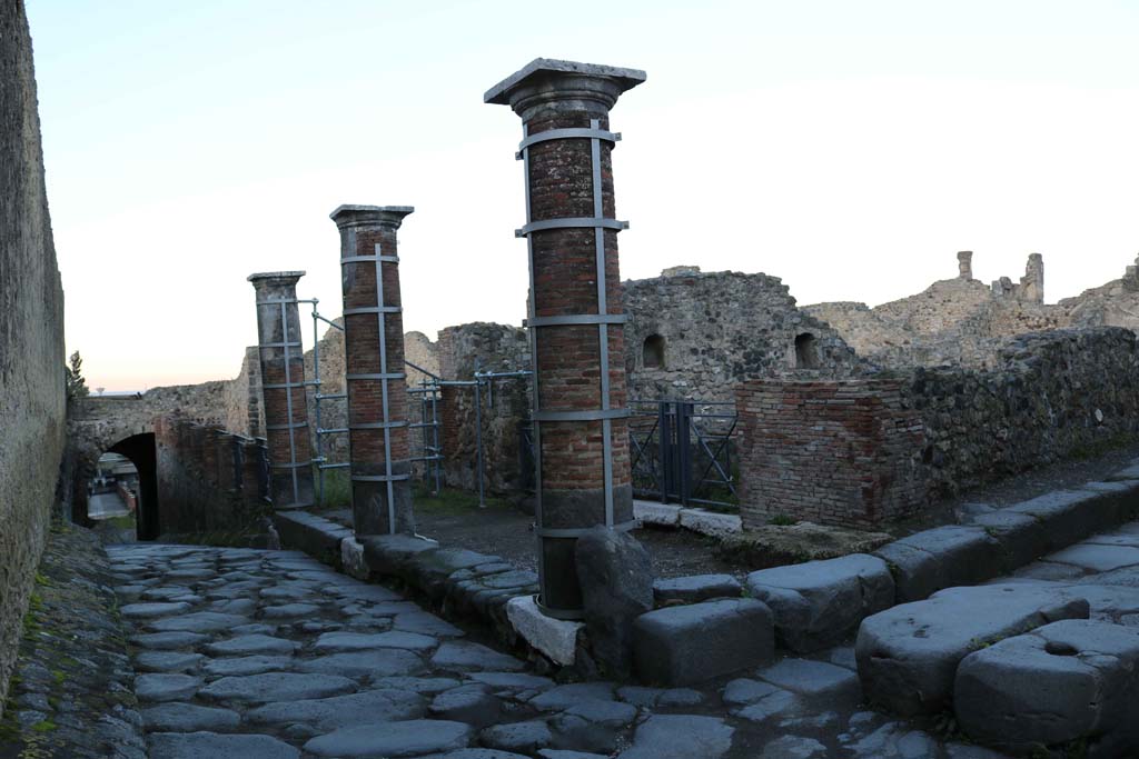 Via Marina, Pompeii. December 2018. 
Looking north-west towards junction of Via Marina, on left, and Vicolo del Gigante, on right. Photo courtesy of Aude Durand.
