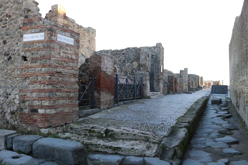 Via Marina, Pompeii, with Vicolo del Gigante on the left (north). December 2018. 
Looking east with VII.7.12 on corner, towards VII.7.32 and Forum. Photo courtesy of Aude Durand.
