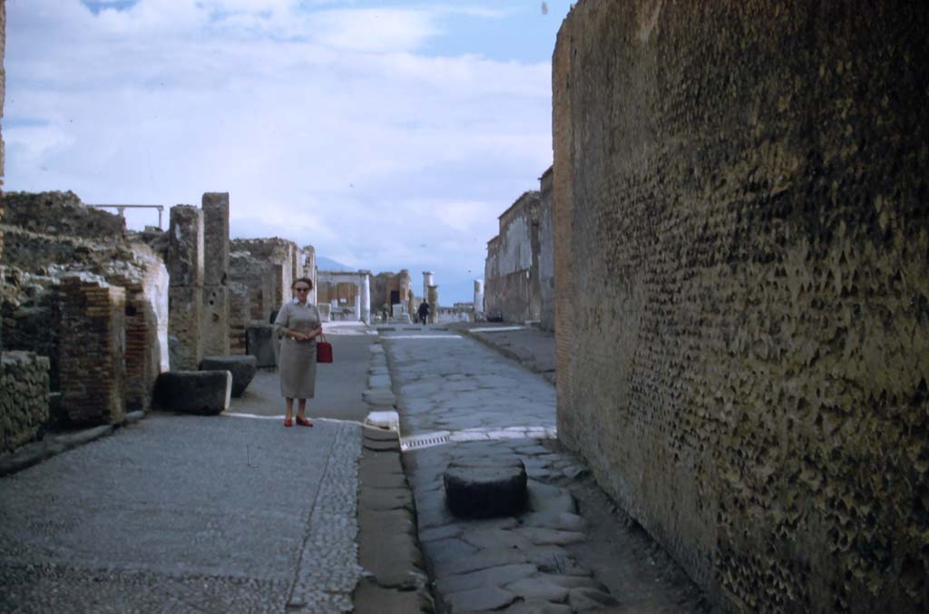 Via Marina, Pompeii. November 1958. Looking east towards Forum, with wall of Temple of Venus, on right. 
Photo courtesy of Rick Bauer.
