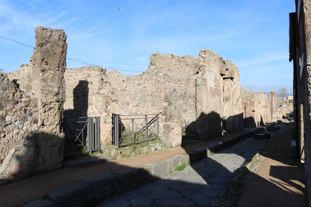 Via degli Augustali, north side, Pompeii, December 2018. Looking east from near VII.2.47/48, on left. Photo courtesy of Aude Durand.