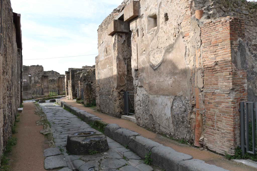 Via degli Augustali, Pompeii. December 2018. Looking west between VII.1, on left, and VII.2, on right. Photo courtesy of Aude Durand.