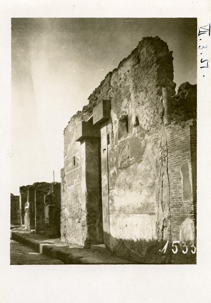 Via degli Augustali, north side, Pompeii. Pre-1937-39. Looking west from VII.2.51.
Photo courtesy of American Academy in Rome, Photographic Archive. Warsher collection no. 1533.
