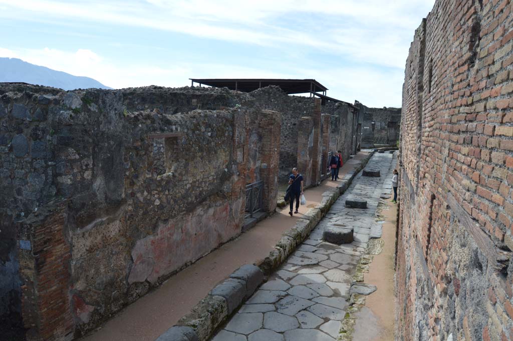 Via degli Augustali, Pompeii. March 2018. Looking west from near VII.1.36 along roadway between VII.1, on left, and VII.2, on right.
Foto Taylor Lauritsen, ERC Grant 681269 DÉCOR.
