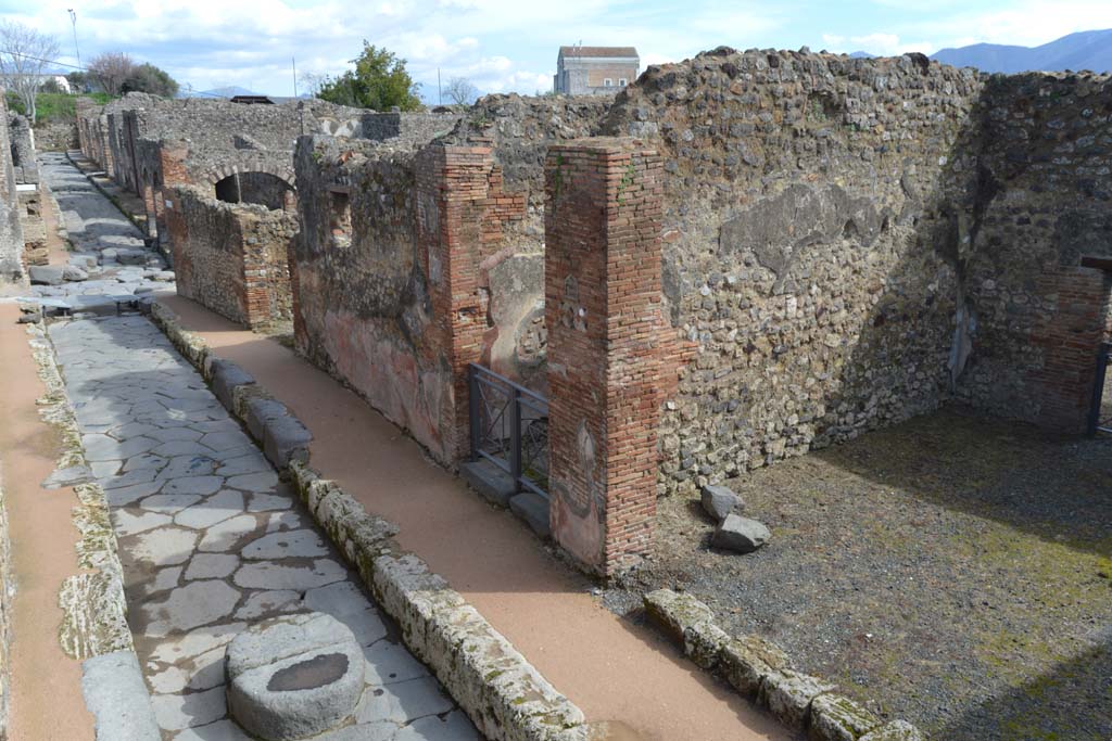 Via degli Augustali, Pompeii. March 2018. 
Looking east from near VII.1.37, on right, towards the junction with Via Stabiana, and continuation eastwards towards IX.3/IX.2 and IX.6/IX.7.
Foto Taylor Lauritsen, ERC Grant 681269 DÉCOR.

