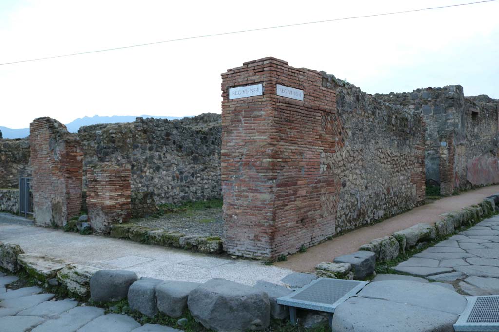 Via degli Augustali, on right, Pompeii. December 2018. 
Looking south-west across junction with Via Stabiana, on left. Photo courtesy of Aude Durand.

