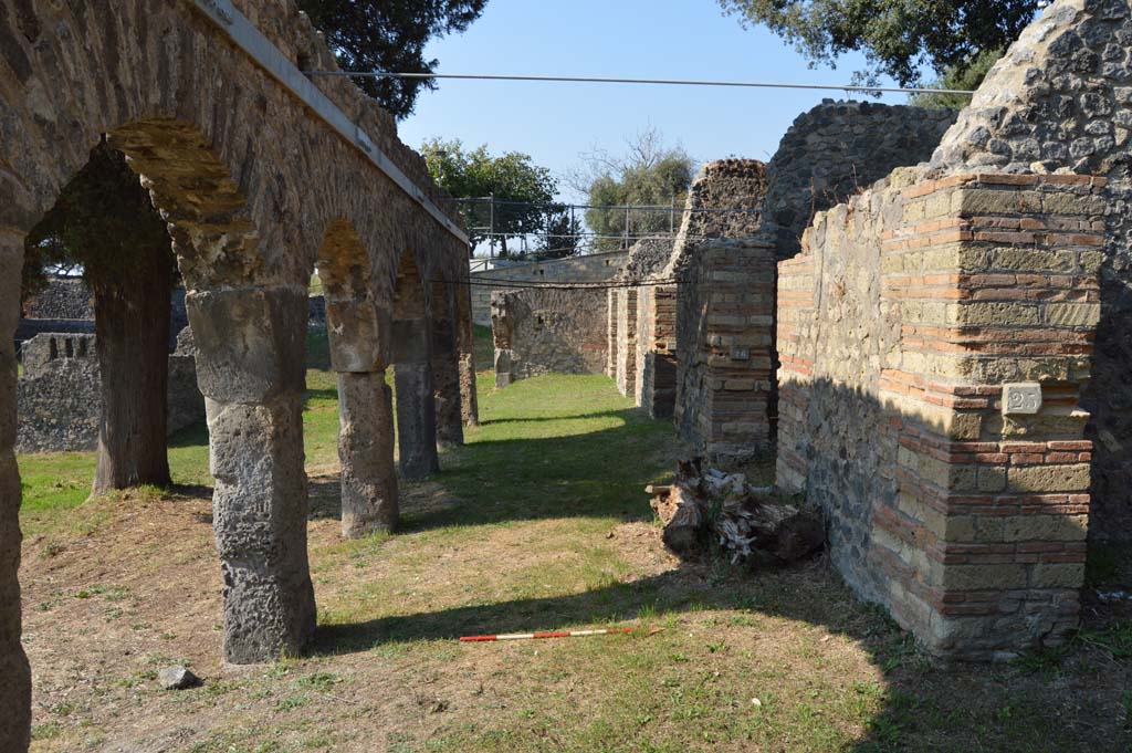 Via dei Sepolcri, east side, Pompeii. October 2017. Looking north along colonnade outside of HGE25, on right.
Foto Taylor Lauritsen, ERC Grant 681269 DCOR.

