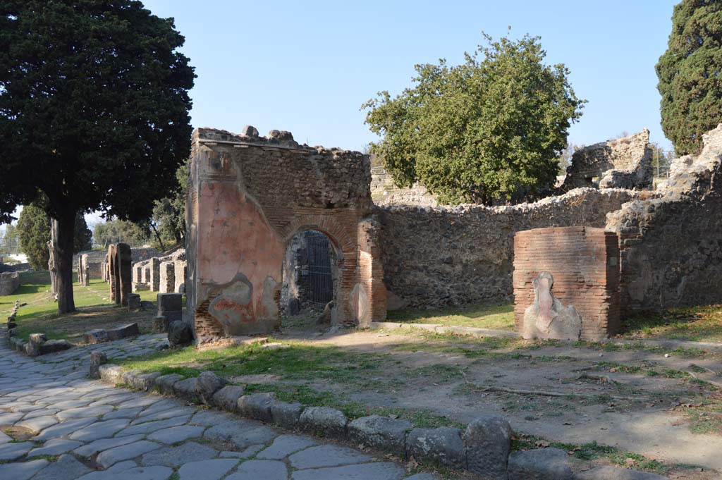 Via dei Sepolcri, Pompeii. October 2017. Looking north-east along east side, from near HGE 14/12.
Foto Taylor Lauritsen, ERC Grant 681269 DCOR.

