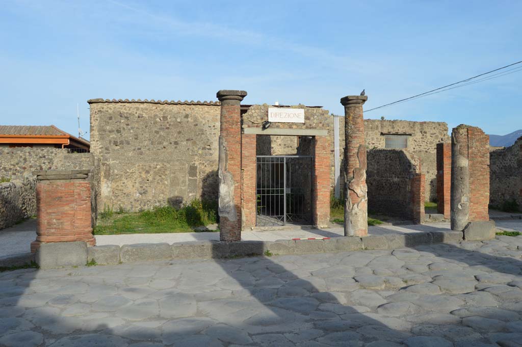 Via del Foro, east side, Pompeii. March 2019. Pilaster/column at south end of portico, on right, outside VII.4.12, looking east.
Foto Taylor Lauritsen, ERC Grant 681269 DCOR.
