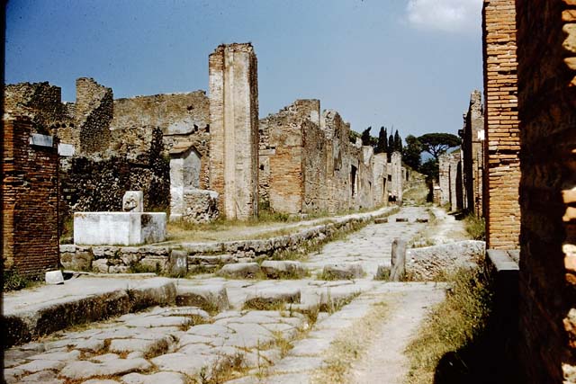 Via di Nola between V.1. and IX.9.  Looking east from Via Stabiana. March 2009.