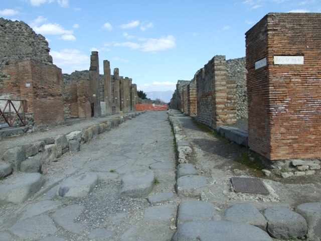 Via del Vesuvio. May 2010. Looking north past the junction, between VI.16 and V.6.
