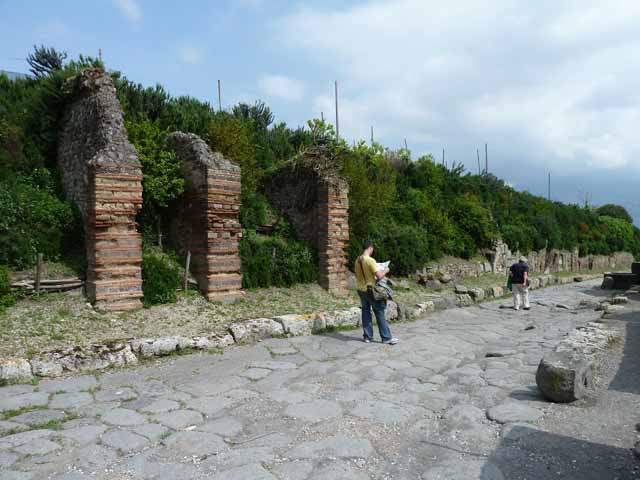 Via del Vesuvio (Via Stabiana). East side. Looking south from V.6.17. May 2005.