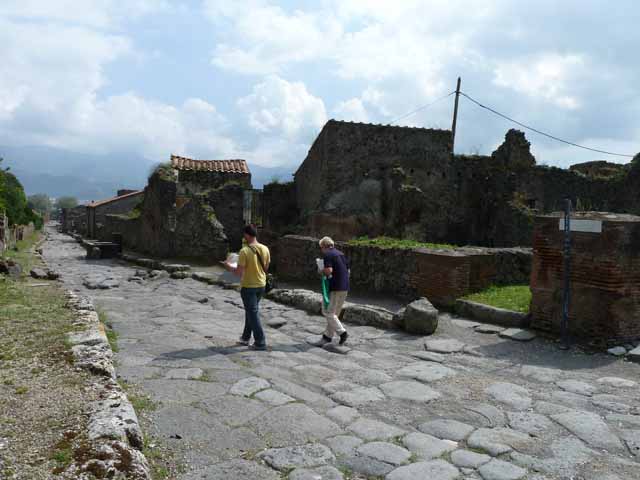 Via del Vesuvio (Via Stabiana) between V.6 and VI.16. Looking south from water tower. September 2004.