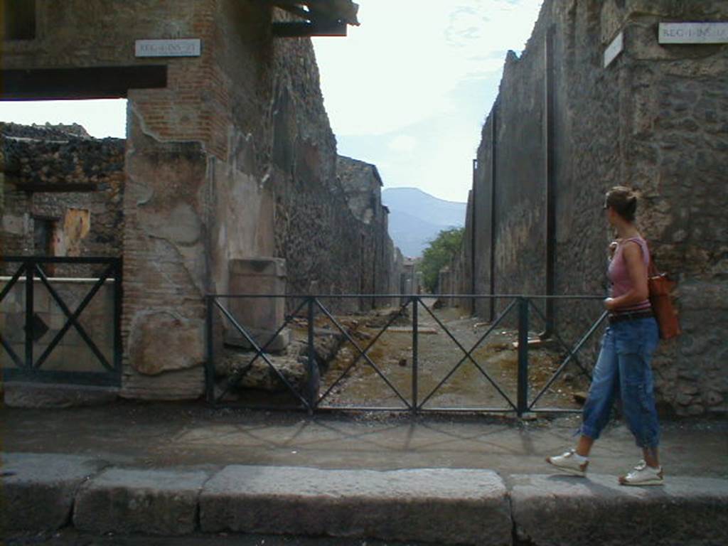 Via dell’Abbondanza, south side. September 2004. Looking south from junction down unnamed vicolo between I.11 and I.9. 