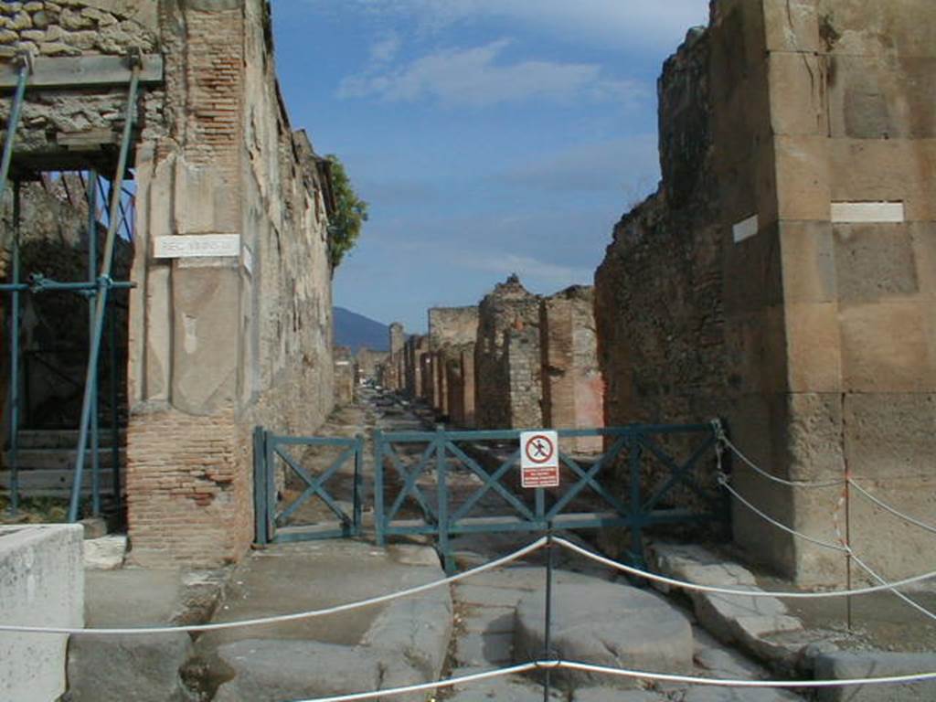 Via dell’Abbondanza. North side. Junction with Vicolo di Eumachia between VII.9 and VII.13. Looking north from junction. September 2004.
