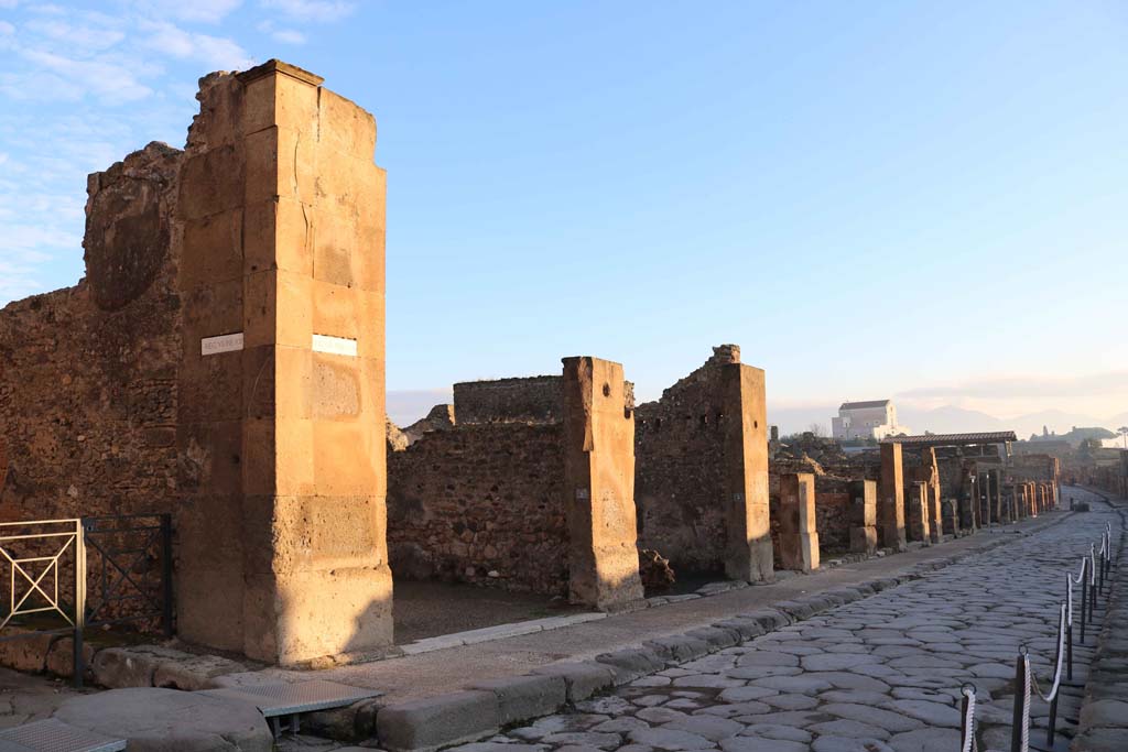 Via dell’Abbondanza, Pompeii. December 2018. 
Looking east along VII.13, on north side of Via dell’Abbondanza, from junction with Vicolo di Eumachia, on left. Photo courtesy of Aude Durand.
