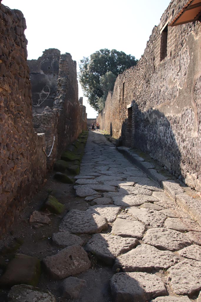 Via dell’Abbondanza, south side, Pompeii. October 2022. 
Looking south from junction into Vicolo dei Dodici Dei.  Photo courtesy of Klaus Heese. 
