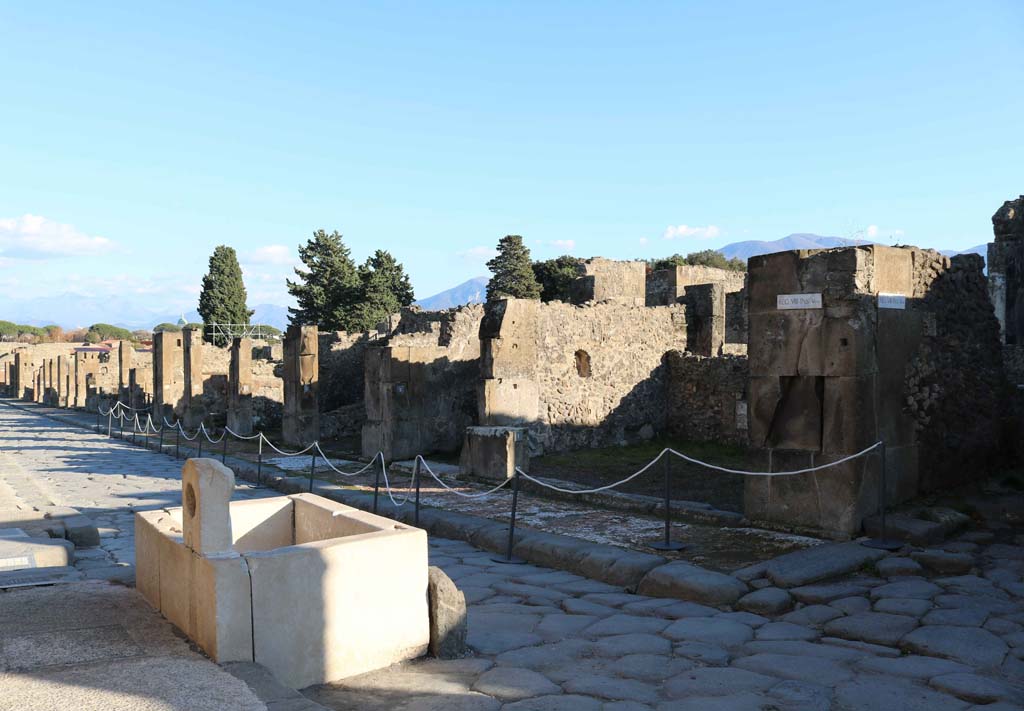 Via dell’Abbondanza, south side, Pompeii. December 2018. 
Looking south-east along Insula VIII.5, with VIII.5.1, on right. Photo courtesy of Aude Durand.
