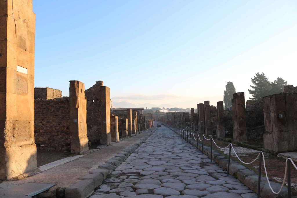 Via dell’Abbondanza, Pompeii. December 2018. 
Looking east between VII.13.1, on left, and VIII.5.2, on right. Photo courtesy of Aude Durand.

