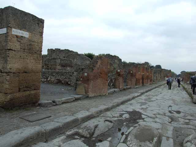 Via della Fortuna between VII.3 and VI.14. March 2009. Looking west from the Quadrivio with Via del Vesuvio (north), Via di Nola (east) and Via Stabiana (south).