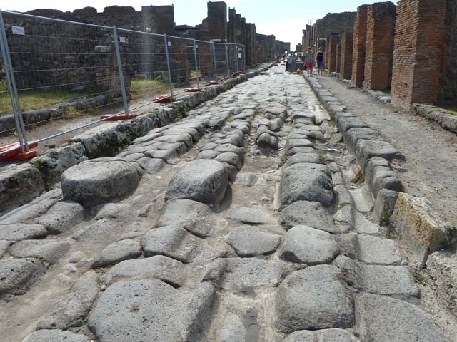 Via della Fortuna. July 2011. Looking east between VI.14 and VII.3 and towards crossroads with Via del Vesuvio, Via Nola and Via Stabiana. Photo courtesy of Rick Bauer.