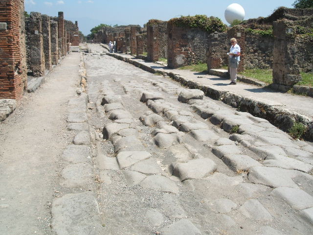 Via del Vesuvio between VI.14 and V.1. Looking north from the Quadrivio. March 2009. Via del Vesuvio is shown on some plans as the northern end of Via Stabiana running from this crossroads to the Vesuvian Gate.