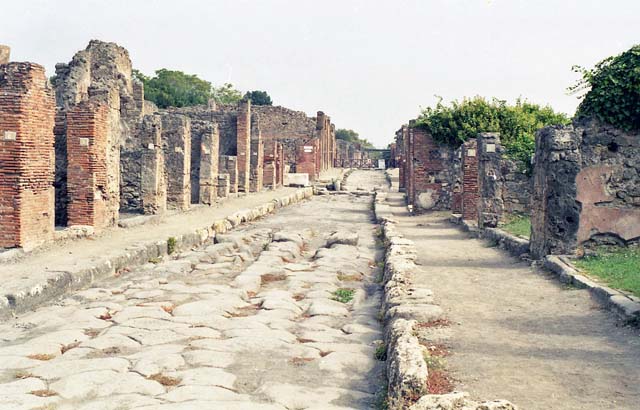 Via Stabiana between IX.4 and VII.3. Looking south from the Quadrivio. March 2009.