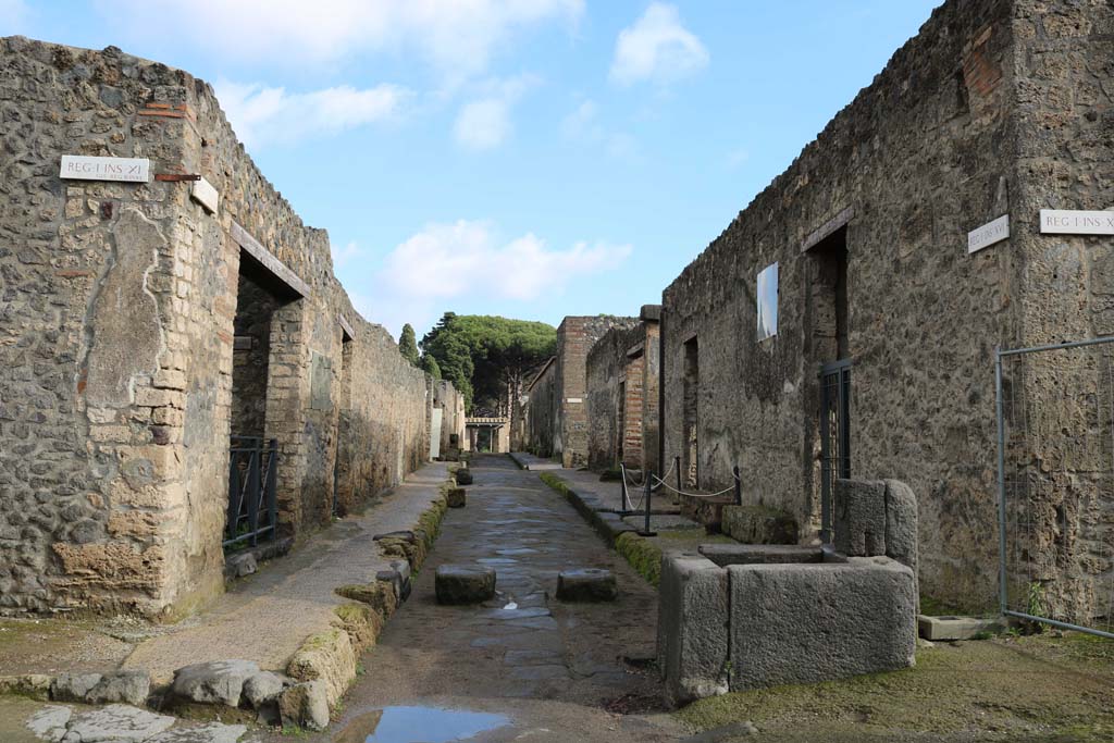 Via di Castricio, Pompeii. December 2018. 
Looking east between I.11 and I.16 from junction with unnamed vicolo, on left and right. Photo courtesy of Aude Durand.


