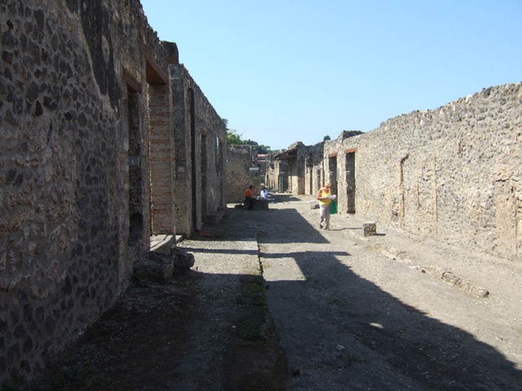 Via di Castricio between I.16 and I.11. September 2005. Looking west from the junction with Vicolo della Nave Europa. 
