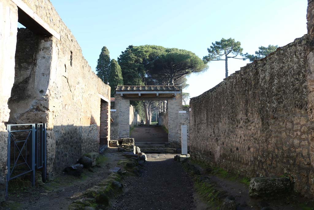 Via di Castricio, Pompeii. December 2018. Looking east towards junction with Via di Nocera. Photo courtesy of Aude Durand.