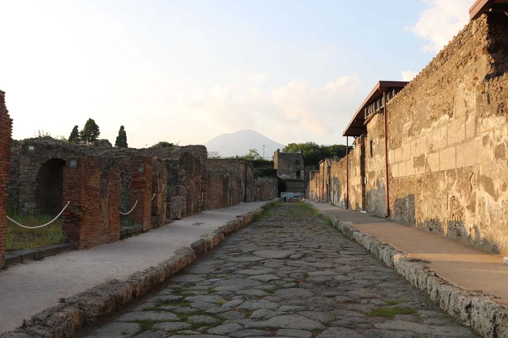 Via di Mercurio, Pompeii. December 2018. 
Looking north from between VI.7 on left, and VI.9 on right. Photo courtesy of Aude Durand.

