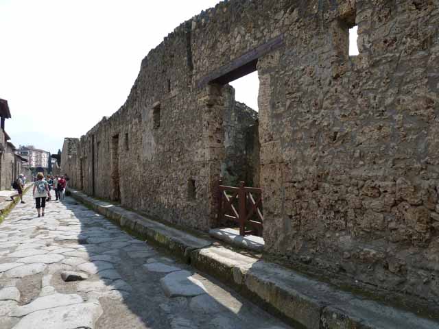 Via di Nocera, May 2010. Looking south at junction with Via della Palestra, between II.8 and I.20 towards the Porta Nocera.