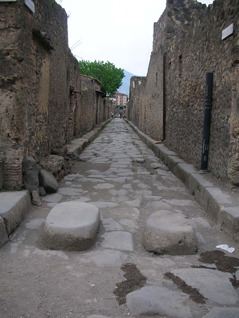 Via di Nocera, Pompeii. May 2010. 
Looking south towards roadway and stepping stones from junction with Via dell’Abbondanza. 
Photo courtesy of Ivo van der Graaff.
