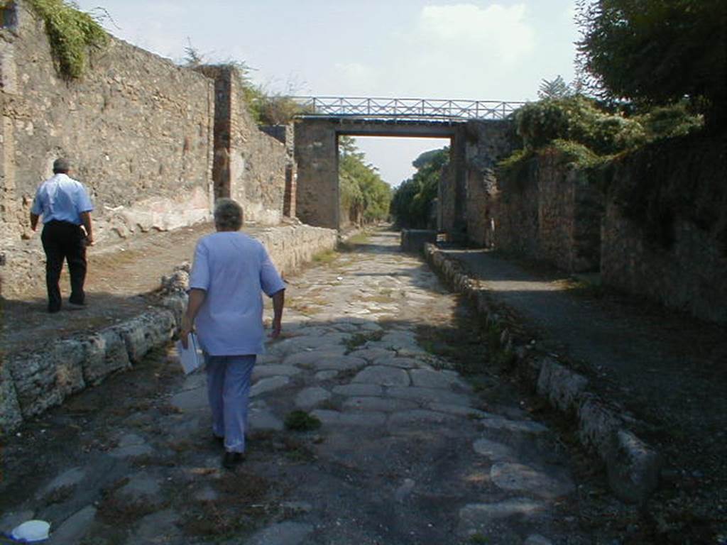 Via di Nola between V.5 and IX.10. Looking east from crossroads with Vicolo dei Gladiatori and an unnamed vicolo. September 2004.