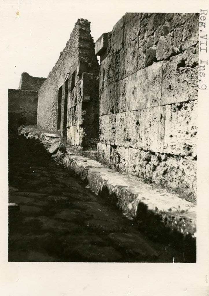 Vicolo degli Scheletri. Pre-1937-39. Looking towards west end of north side, from near VII.9.63. 
Photo courtesy of American Academy in Rome, Photographic Archive.  Warsher collection no. 1555.
